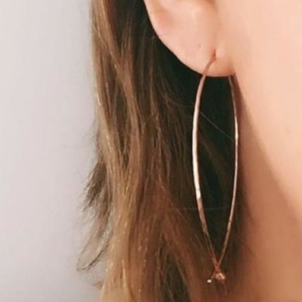:: Stella & Dot [GOLD] Hammered Wire Large Hoops - Picture 4 of 8